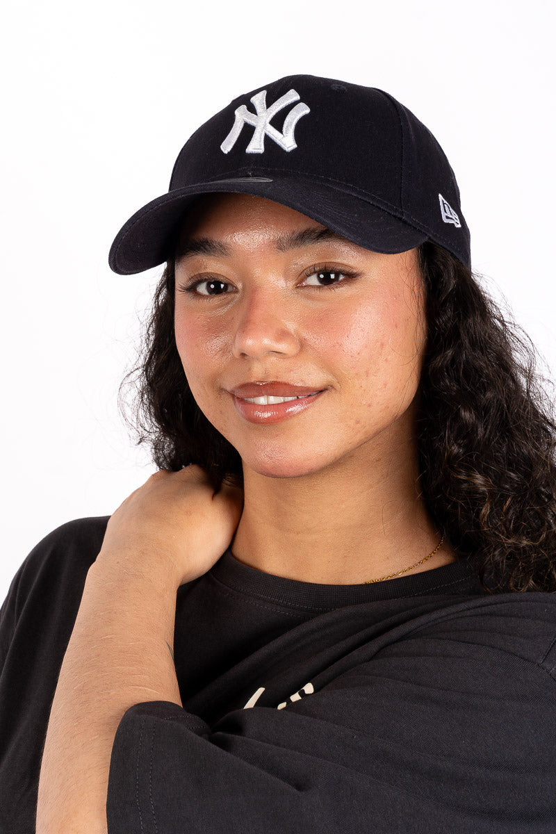 New York Yankees 9FORTY Strapback Cap in Navy - Womens
