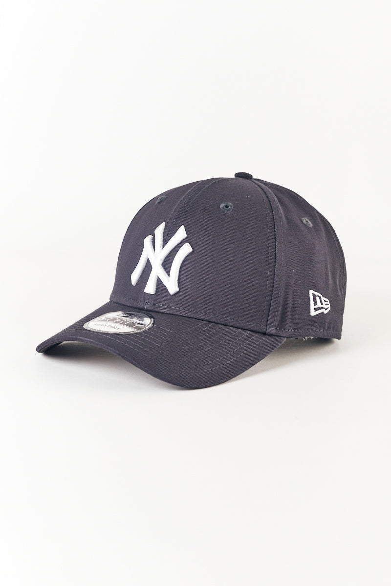 New York Yankees 9FORTY Strapback Cap in Navy - Mens