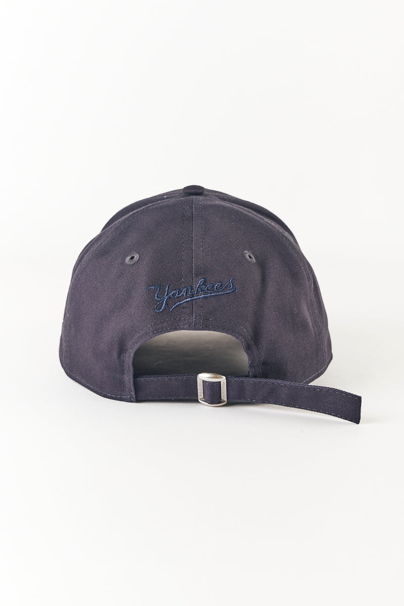 New York Yankees 9FORTY Strapback Cap in Navy - Womens