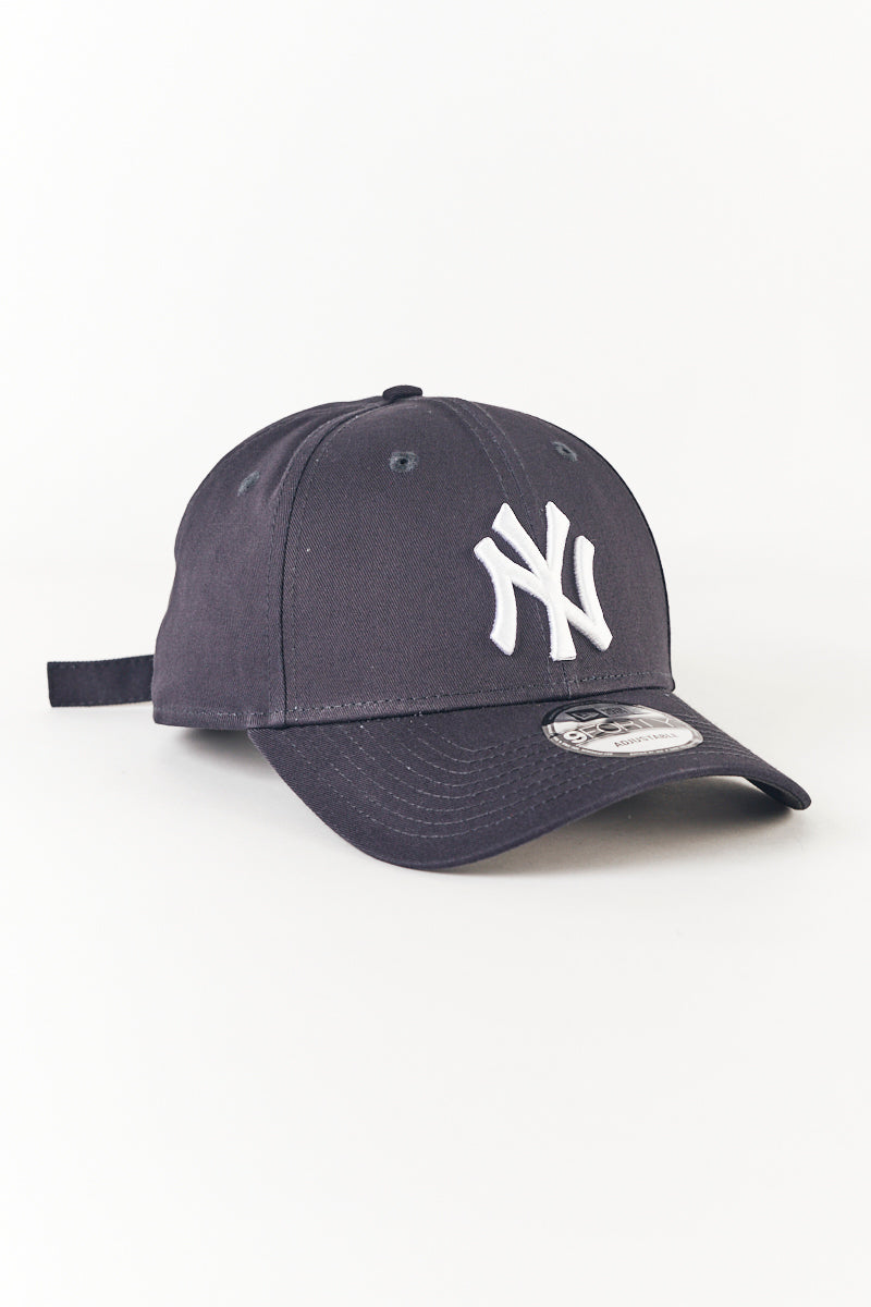 New York Yankees 9FORTY Strapback Cap in Navy - Womens