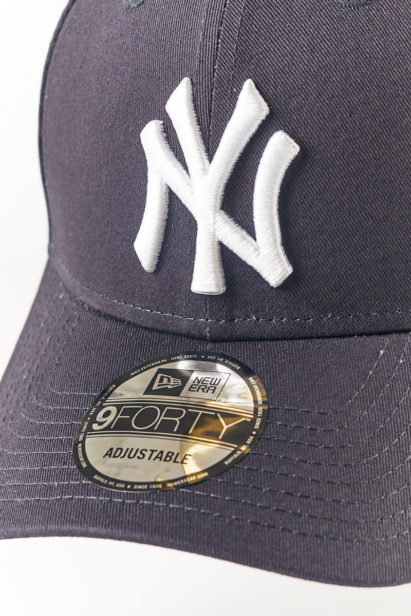 New York Yankees 9FORTY Strapback Cap in Navy - Mens