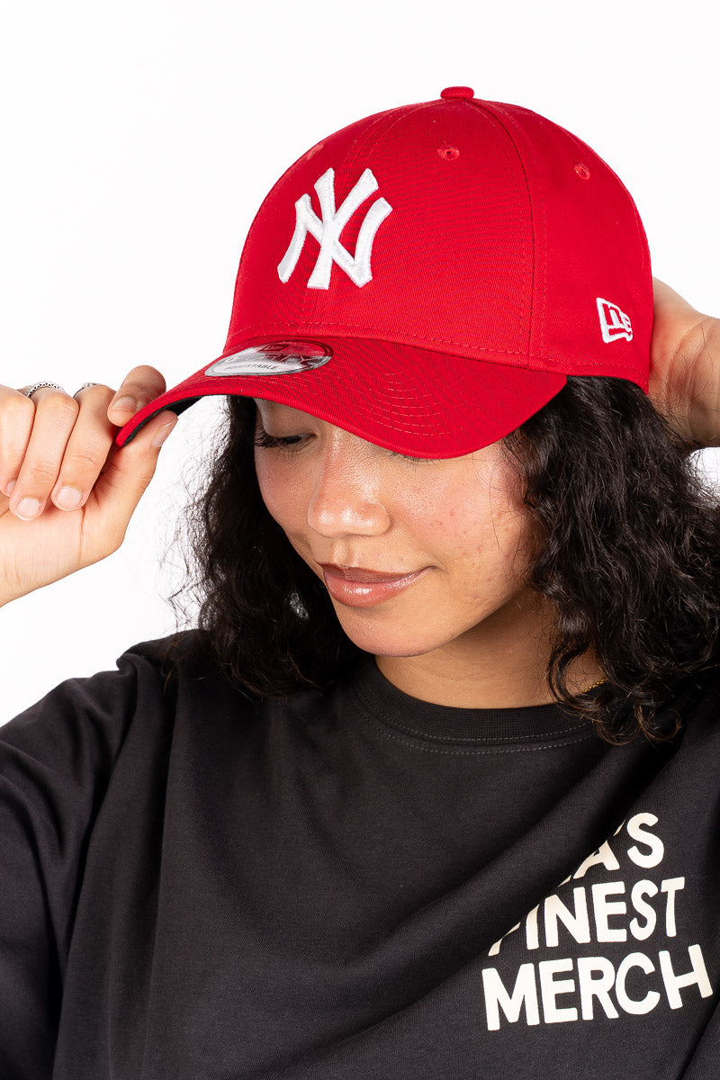 New York Yankees Core 9FORTY Strapback Cap in Scarlet - Womens