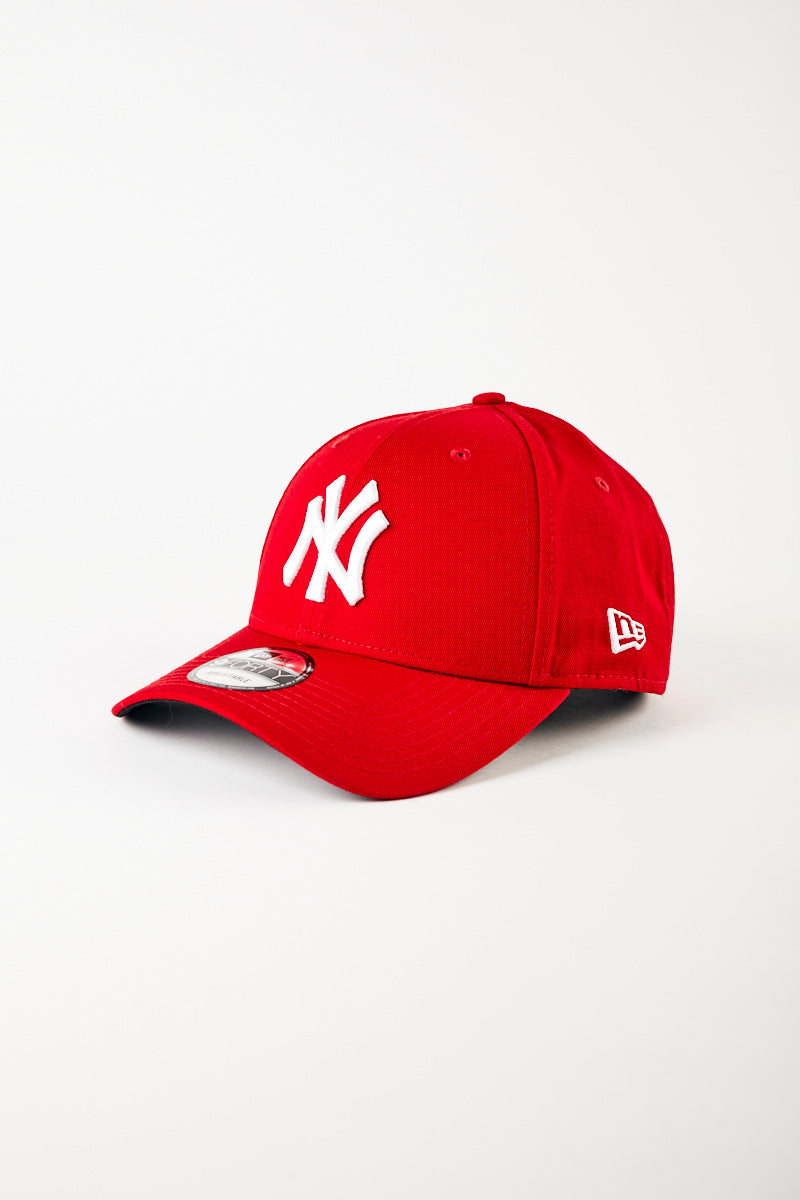 New York Yankees Core 9FORTY Strapback Cap in Scarlet - Mens