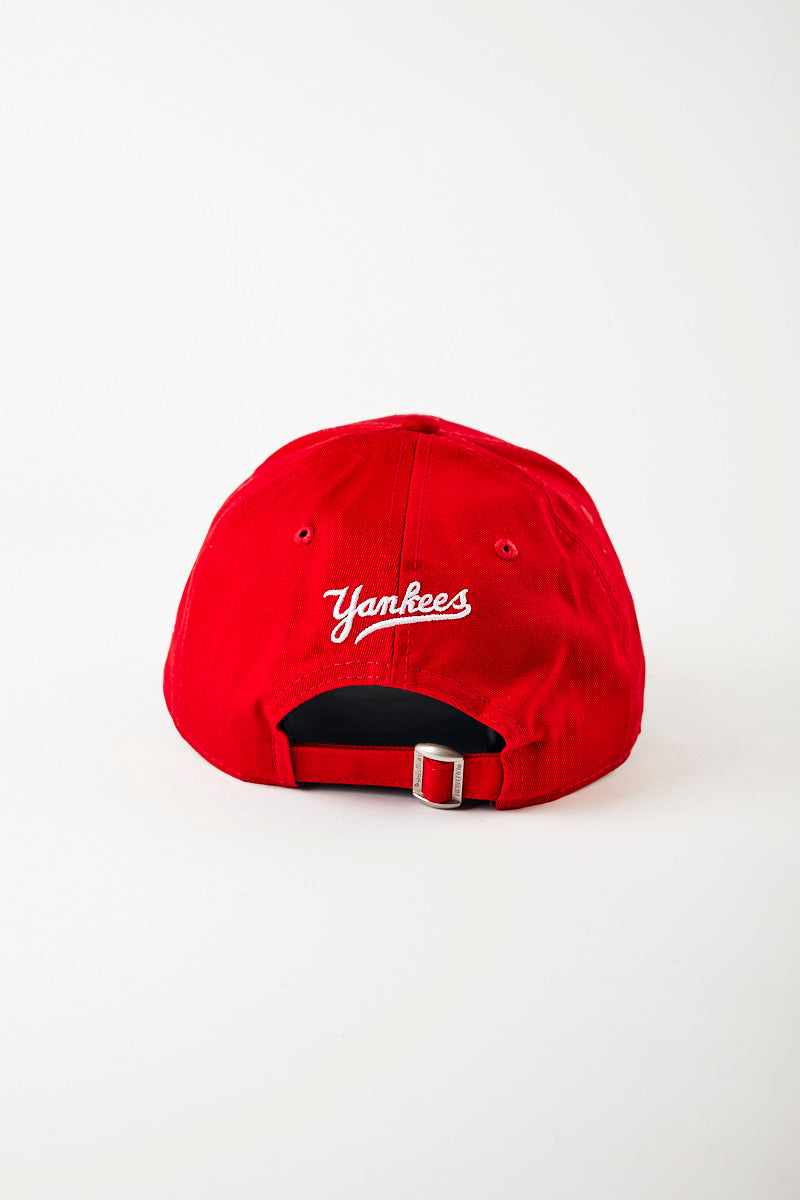 New York Yankees Core 9FORTY Strapback Cap in Scarlet - Mens