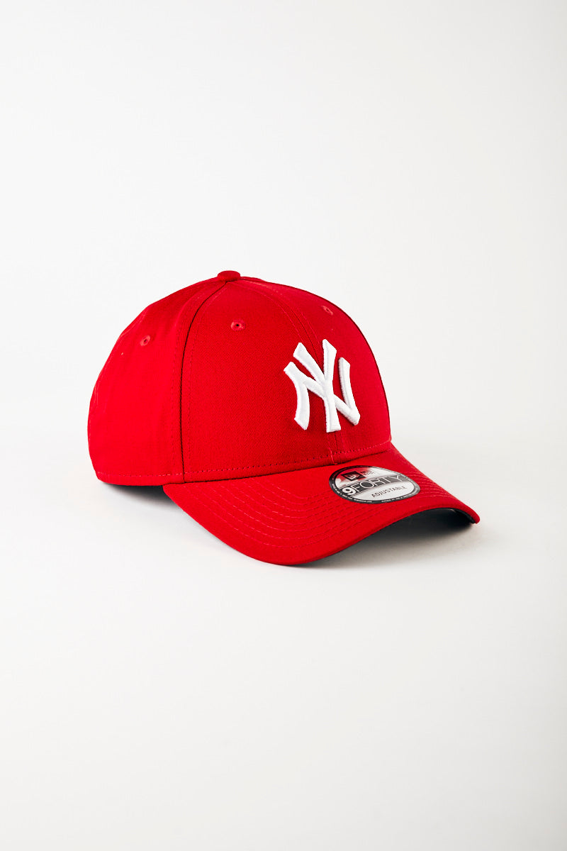 New York Yankees Core 9FORTY Strapback Cap in Scarlet - Womens