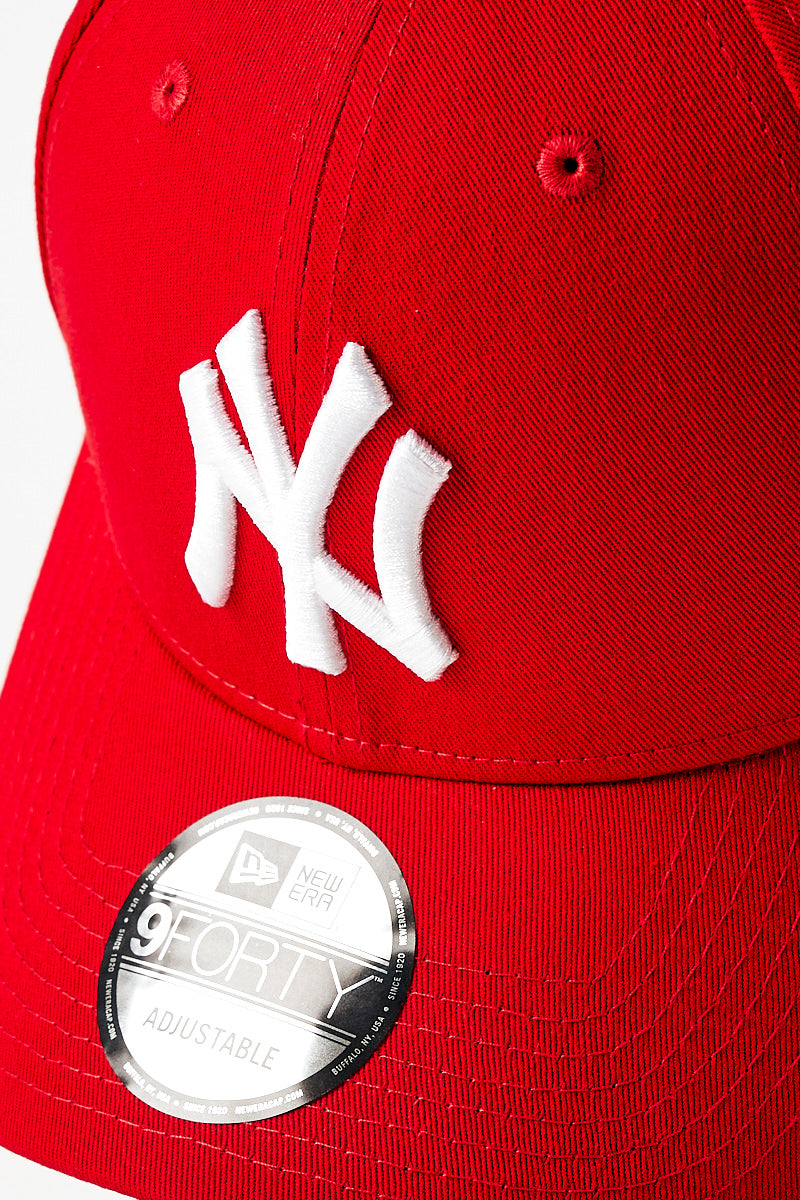 New York Yankees Core 9FORTY Strapback Cap in Scarlet - Mens