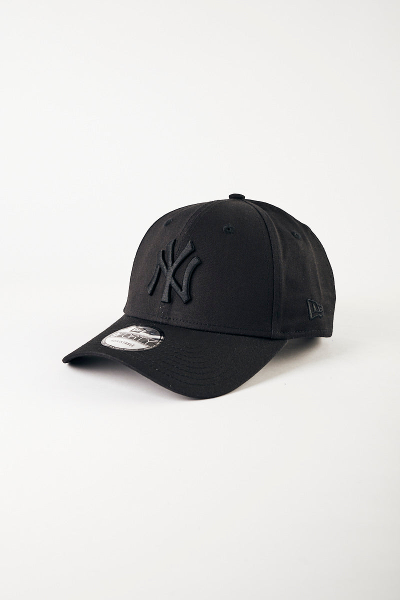 New York Yankees 9FORTY Strapback Cap in Black/Black
