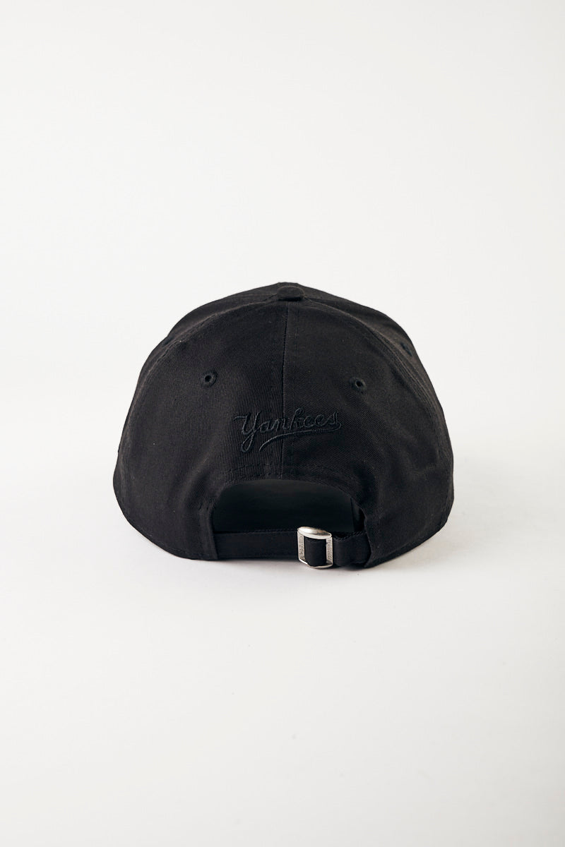 New York Yankees 9FORTY Strapback Cap in Black/Black