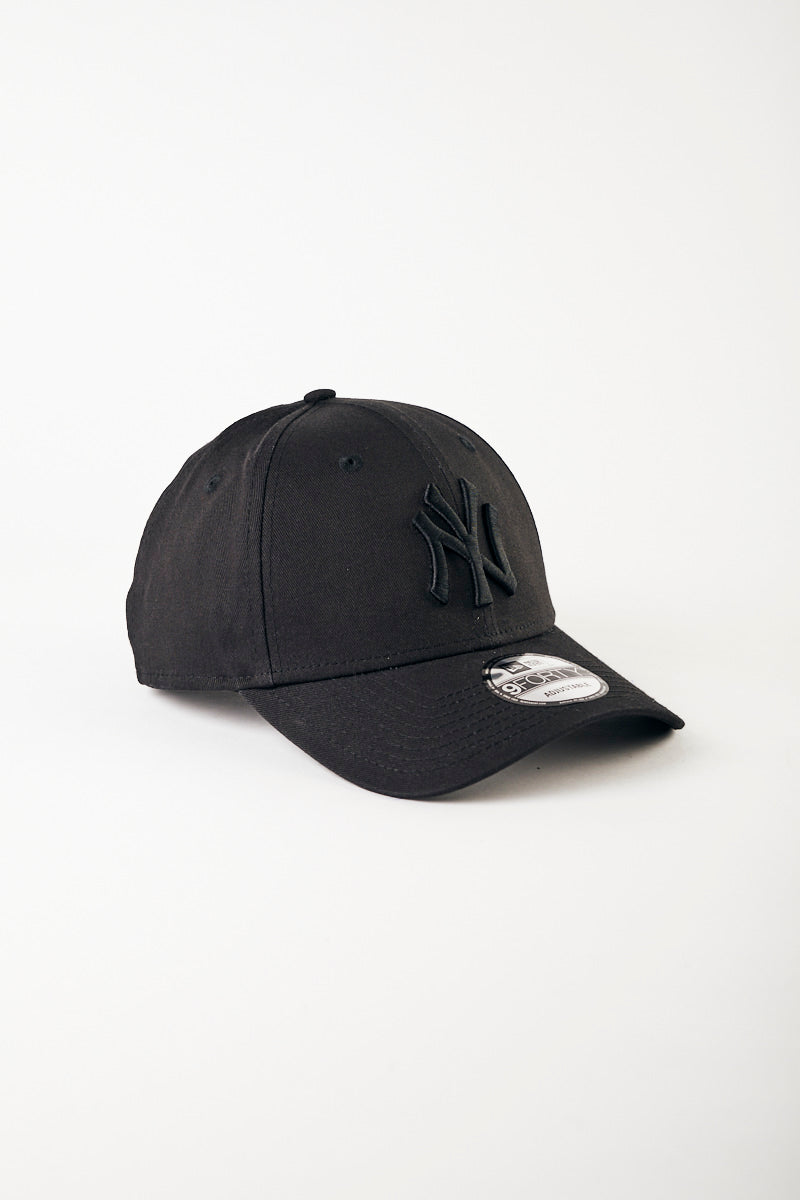 New York Yankees 9FORTY Strapback Cap in Black/Black