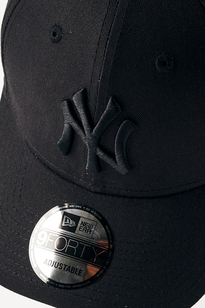 New York Yankees 9FORTY Strapback Cap in Black/Black