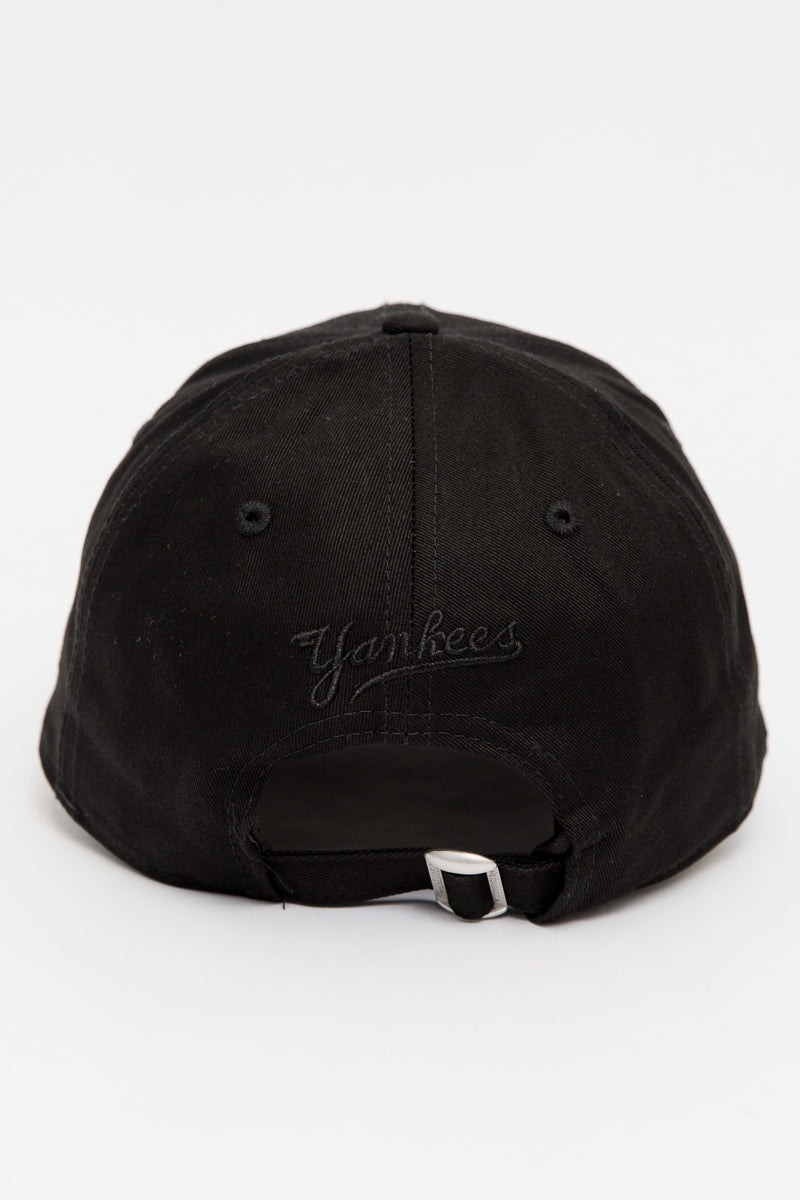 New York Yankees 9FORTY Strapback Cap in Black/Black