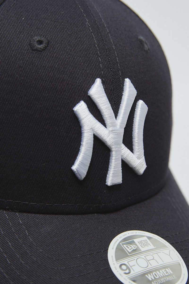 Womens - New York Yankees Core 9FORTY Strapback in Navy/White - Womens