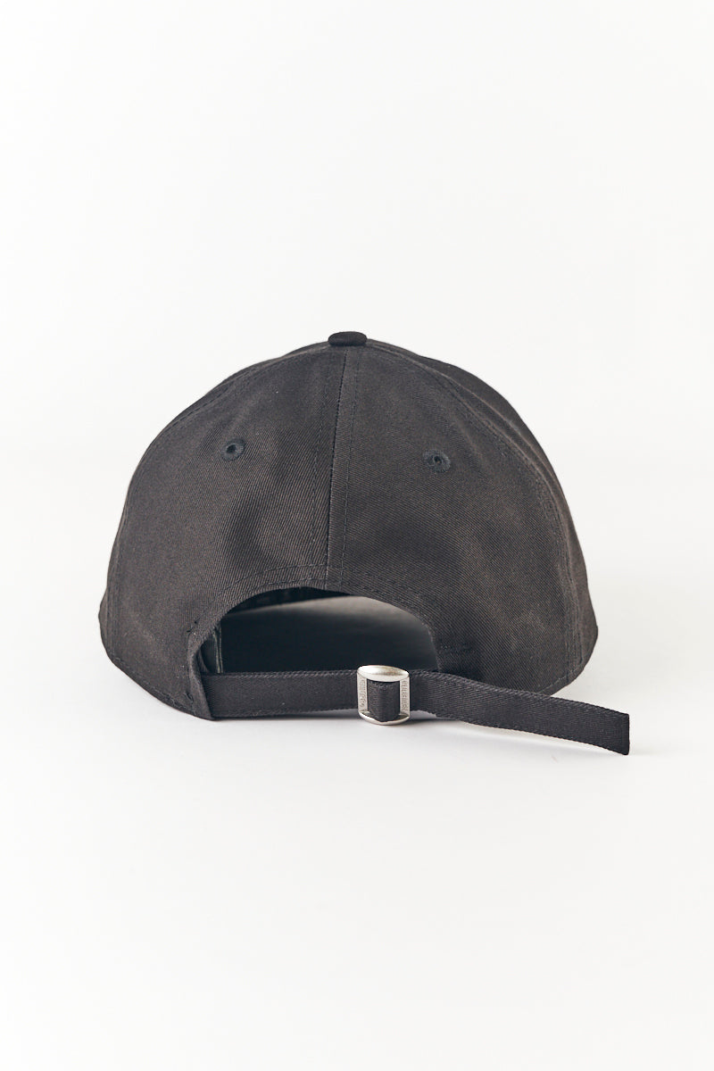 Oakland Raiders Core 9TWENTY Strapback Cap in Black/White