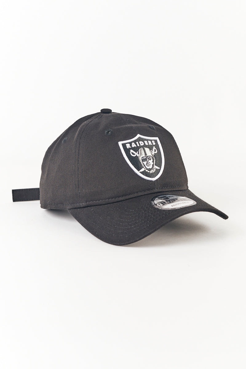 Oakland Raiders Core 9TWENTY Strapback Cap in Black/White