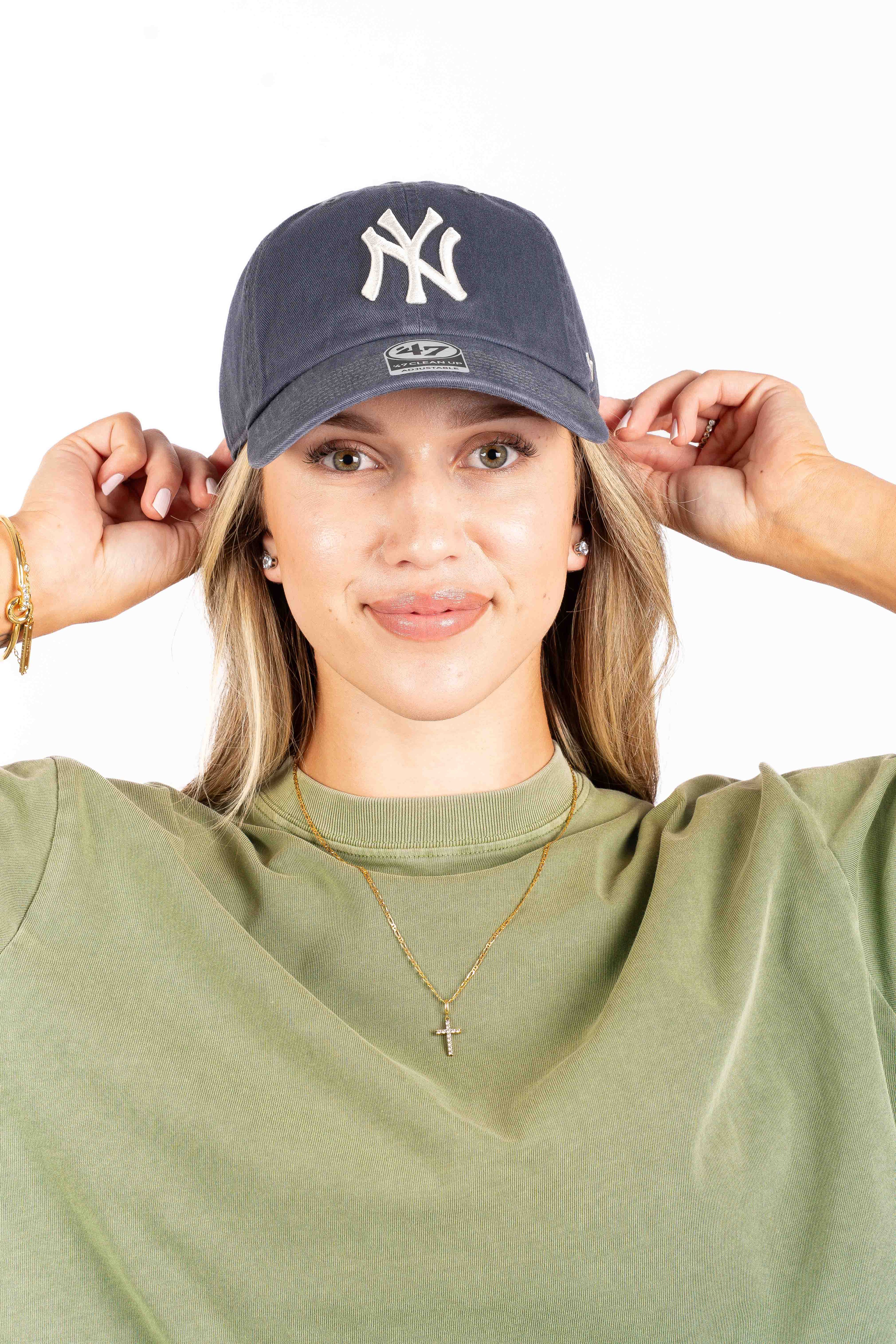 New York Yankees Vintage Clean Up Strapback Cap in Faded Navy Blue - Womens