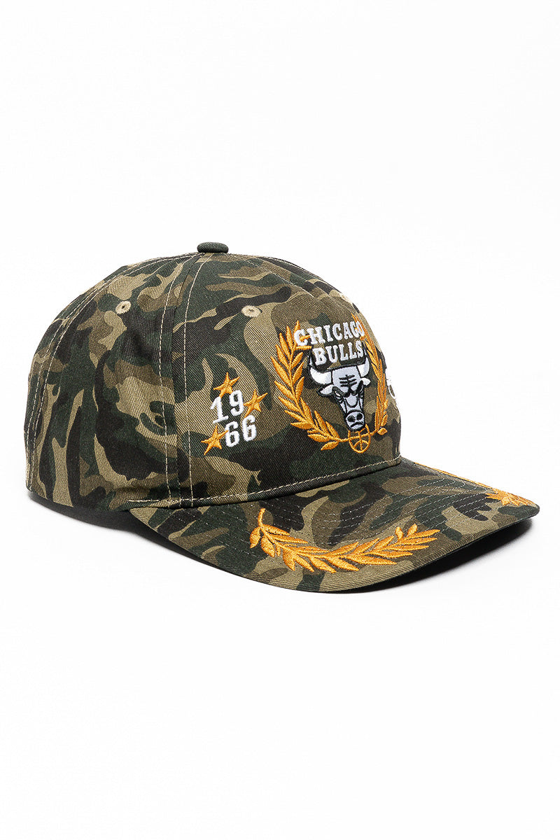 CHICAGO BULLS CAMO TEXT & STARS  CAP - Mens