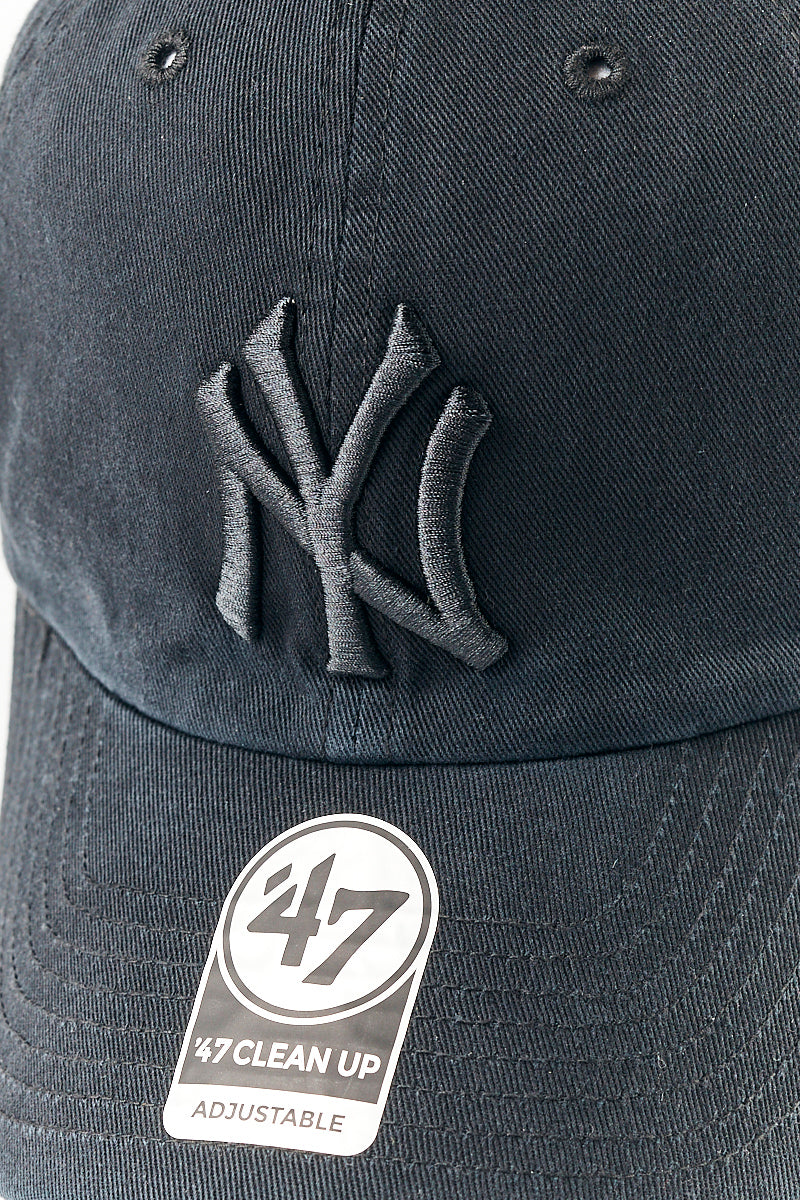 New York Yankees Washed Out Clean Up '47 Strapback Cap in Black - Mens