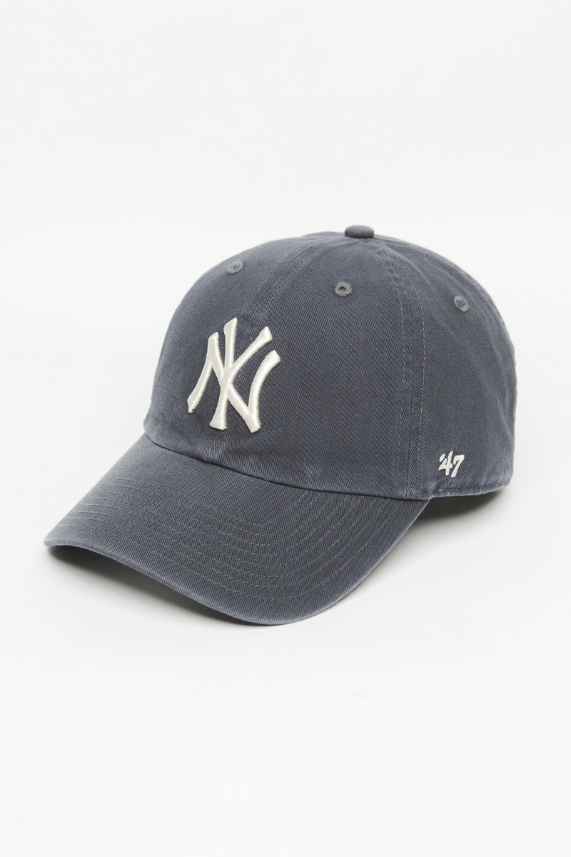 New York Yankees Vintage Clean Up Strapback Cap in Faded Navy Blue - Womens