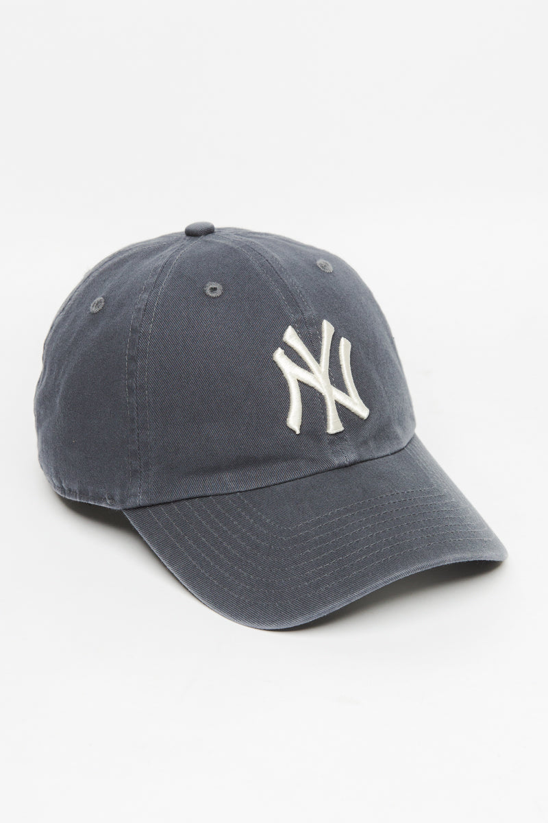 New York Yankees Vintage Clean Up Strapback Cap in Faded Navy Blue - Womens
