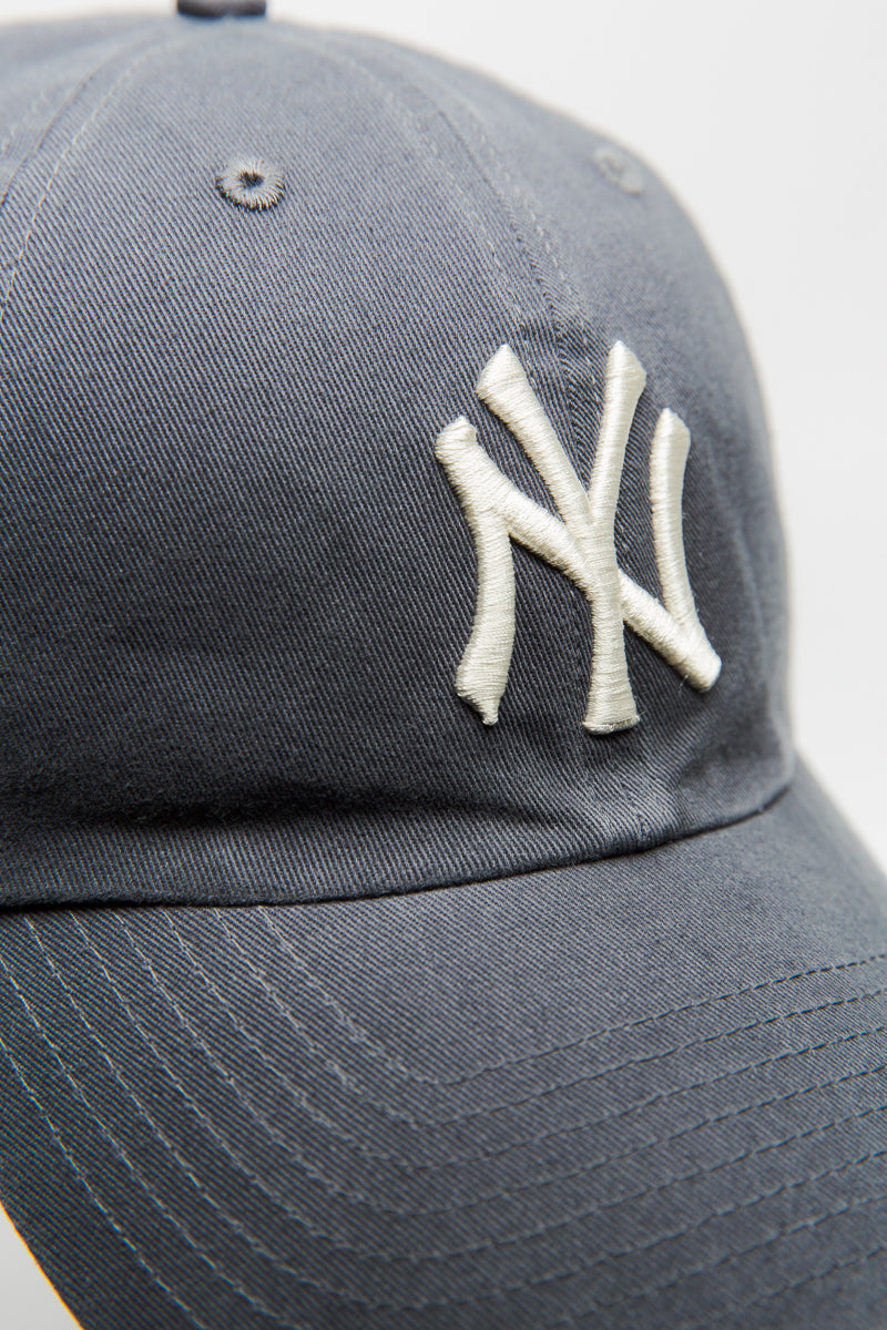 New York Yankees Vintage Clean Up Strapback Cap in Faded Navy Blue - Mens