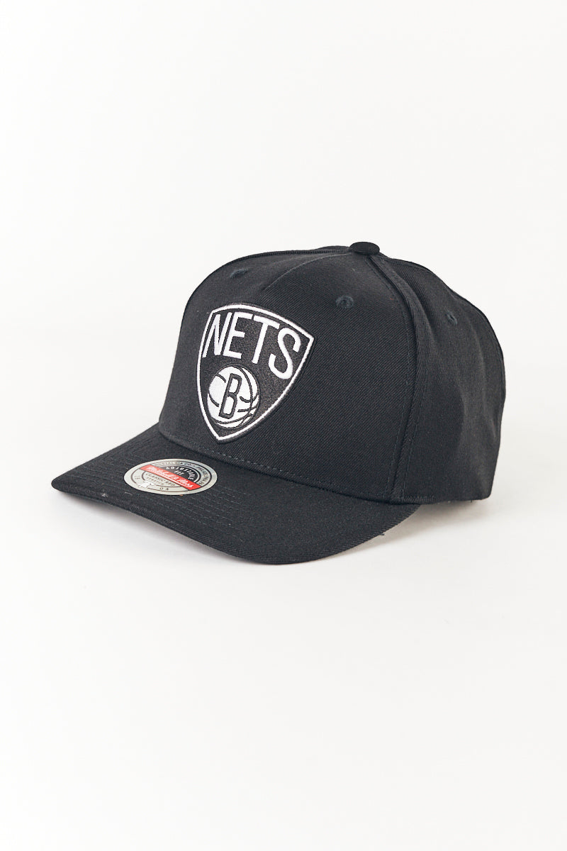 Brooklyn Nets Classic Red Team Logo Pinch Panel in Black