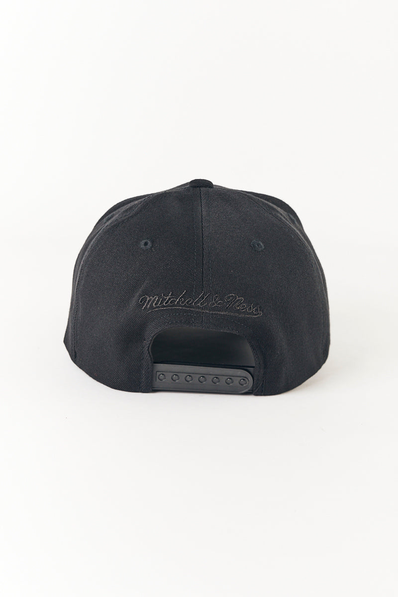 Brooklyn Nets Classic Red Team Logo Pinch Panel in Black