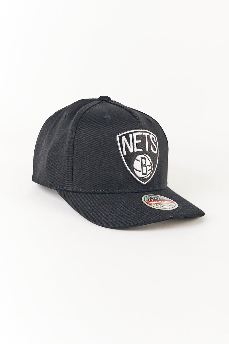 Brooklyn Nets Classic Red Team Logo Pinch Panel in Black