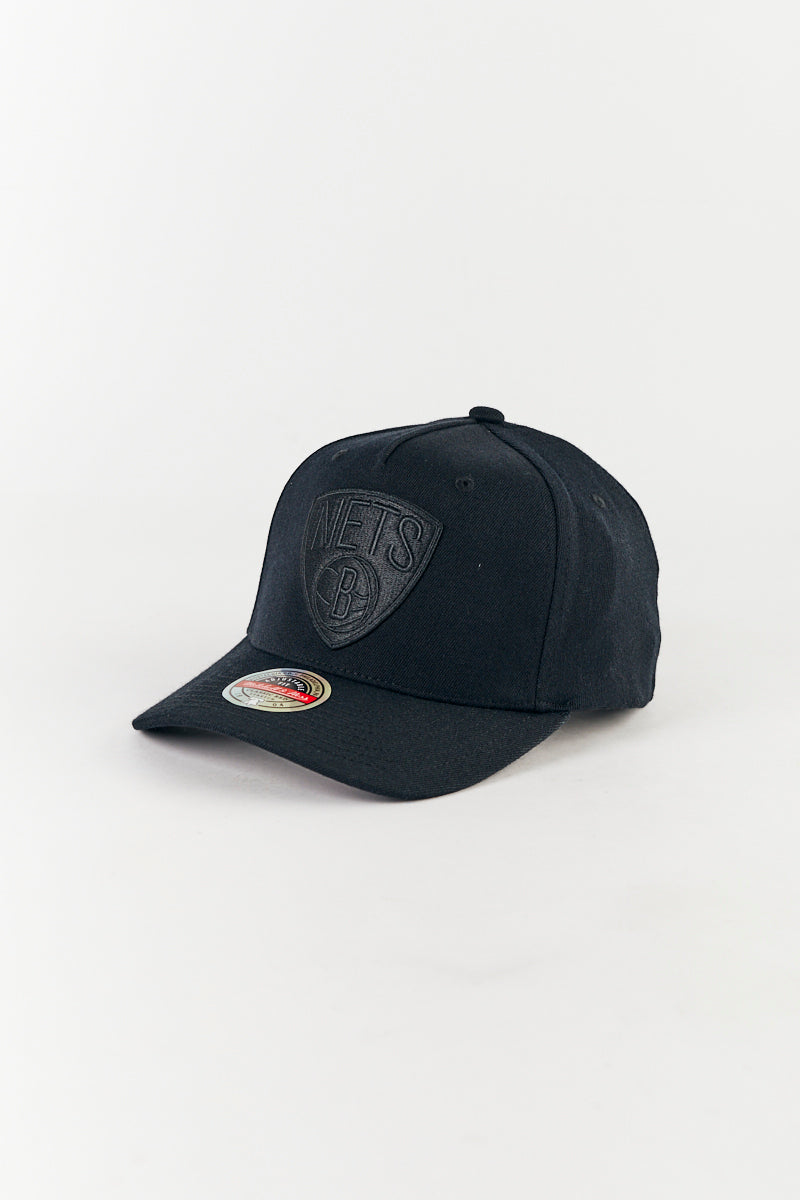 Brooklyn Nets Team Logo Pinch Panel Cap in Black/Black