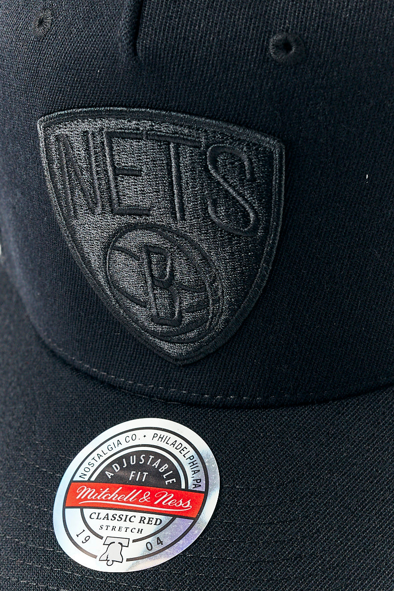 Brooklyn Nets Team Logo Pinch Panel Cap in Black/Black
