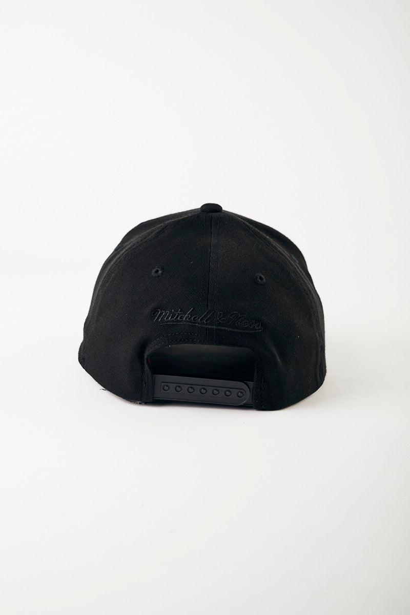 Chicago Bulls Team Colours Pinch Panel Snapback Cap Red/Black