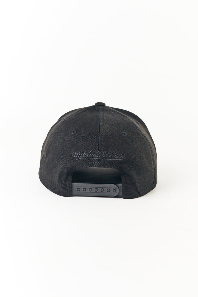 Chicago Bulls Team Colours Pinch Panel Snapback Cap White/Black