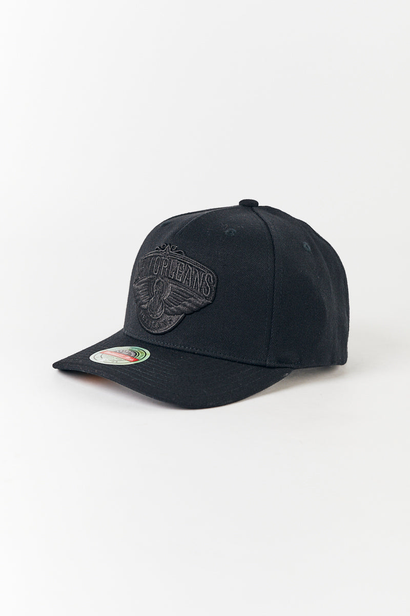 New Orleans Pelicans Classic Red Team Logo Pinch Panel Cap in Black