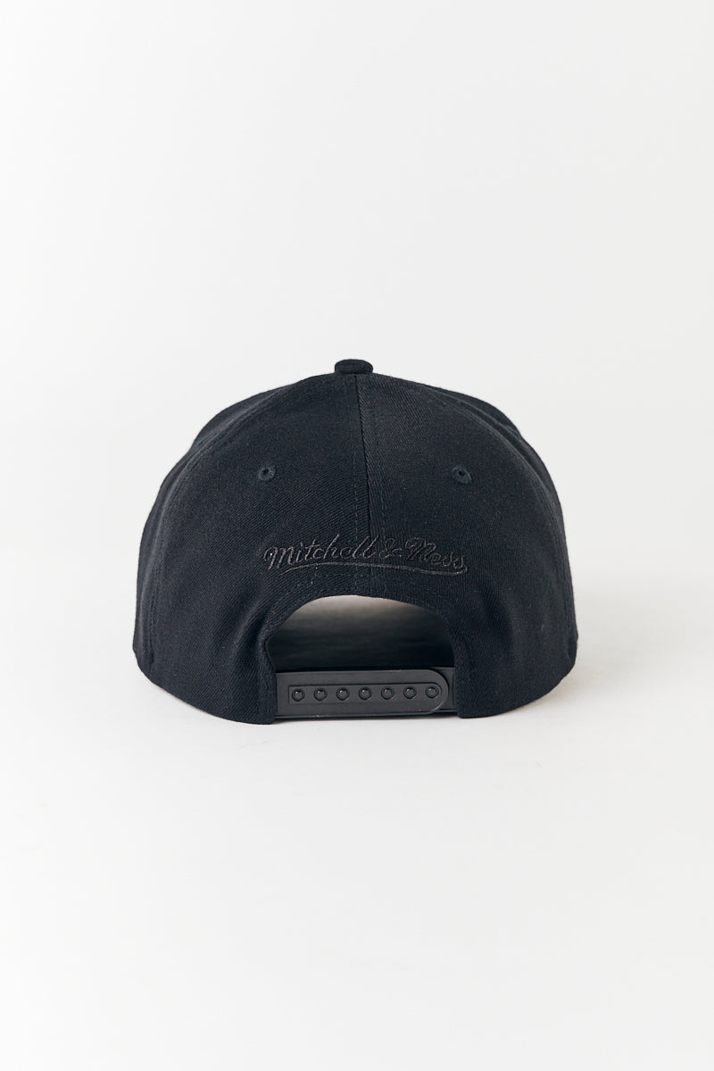 New Orleans Pelicans Classic Red Team Logo Pinch Panel Cap in Black