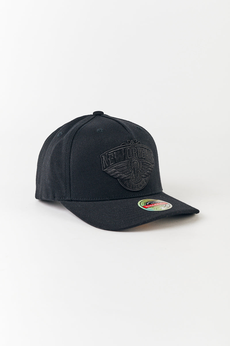 New Orleans Pelicans Classic Red Team Logo Pinch Panel Cap in Black