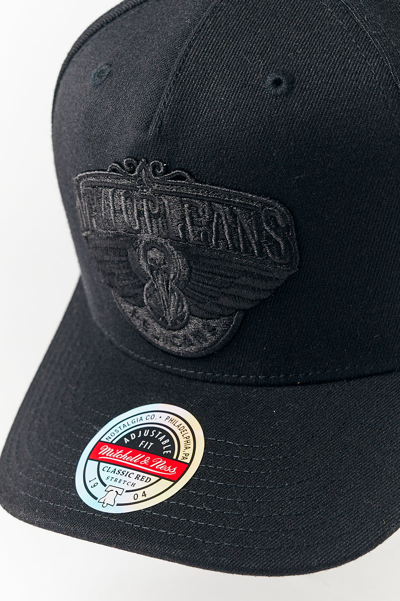 New Orleans Pelicans Classic Red Team Logo Pinch Panel Cap in Black