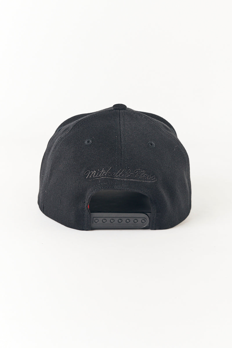 Philadelphia 76ers Classic Red Team Logo Pinch Panel in Black